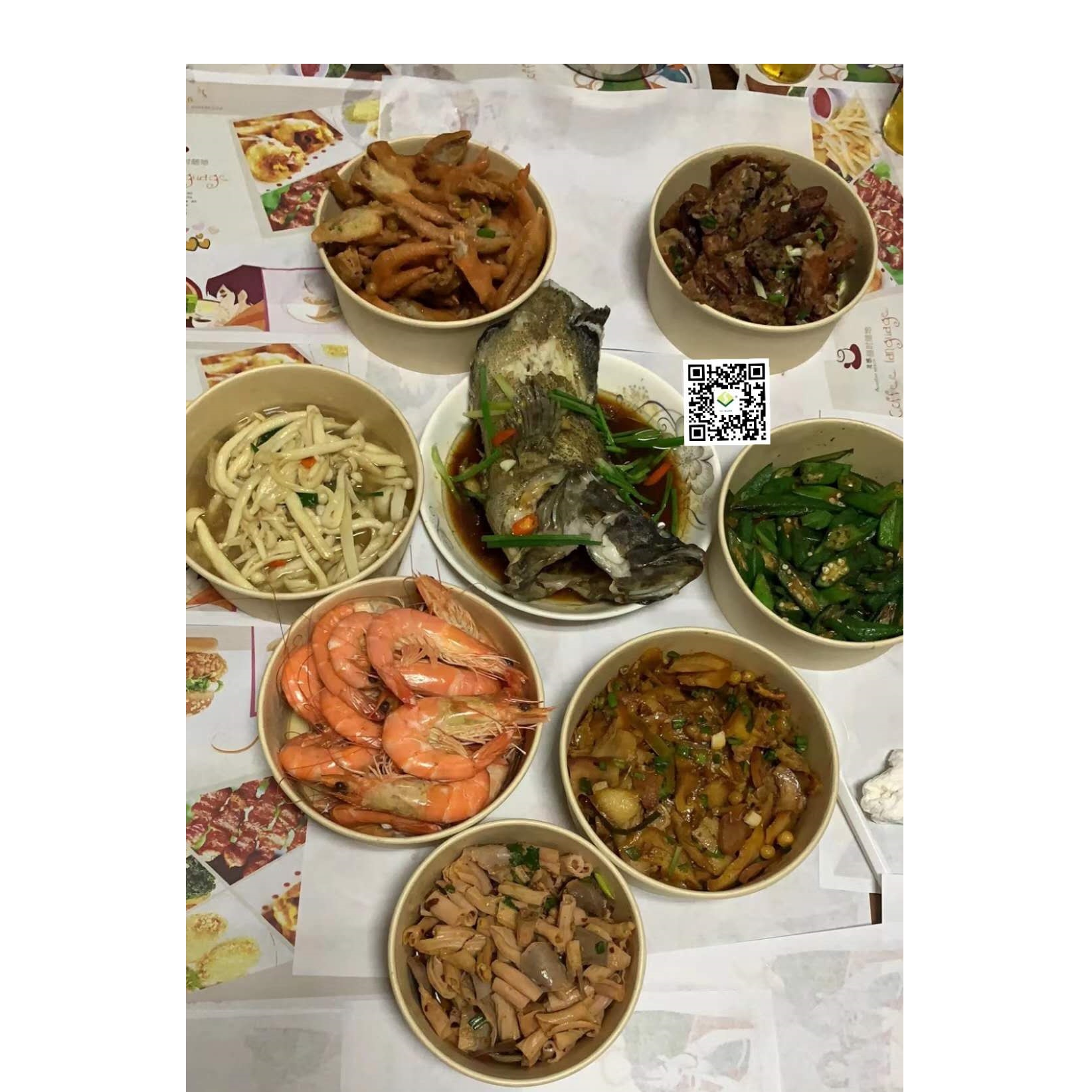 Adakan pesta makan malam bersama rekan kerja